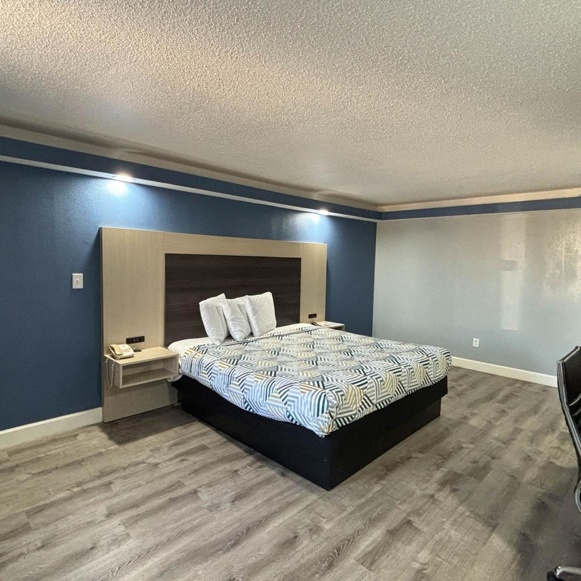 1 King Bed - Smoking, Micfridge