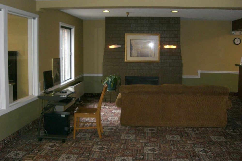 Norwood Inn Suites Roseville 22/30