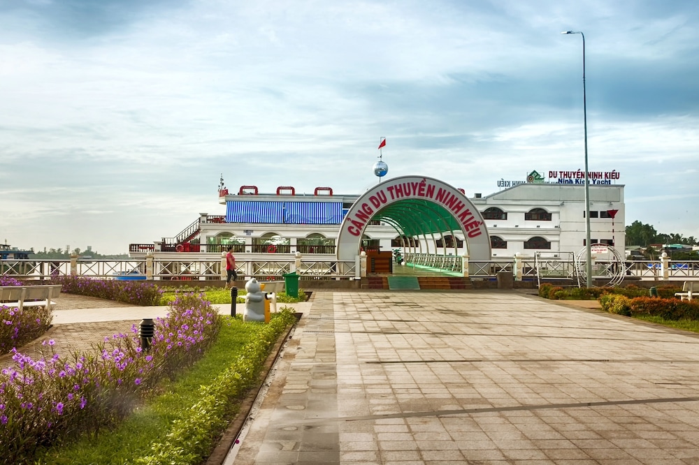 Ninh Kieu Riverside Hotel 63/70