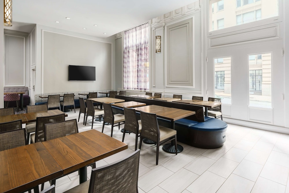 Hampton Inn and Suites Baltimore Inner Harbor 38/41
