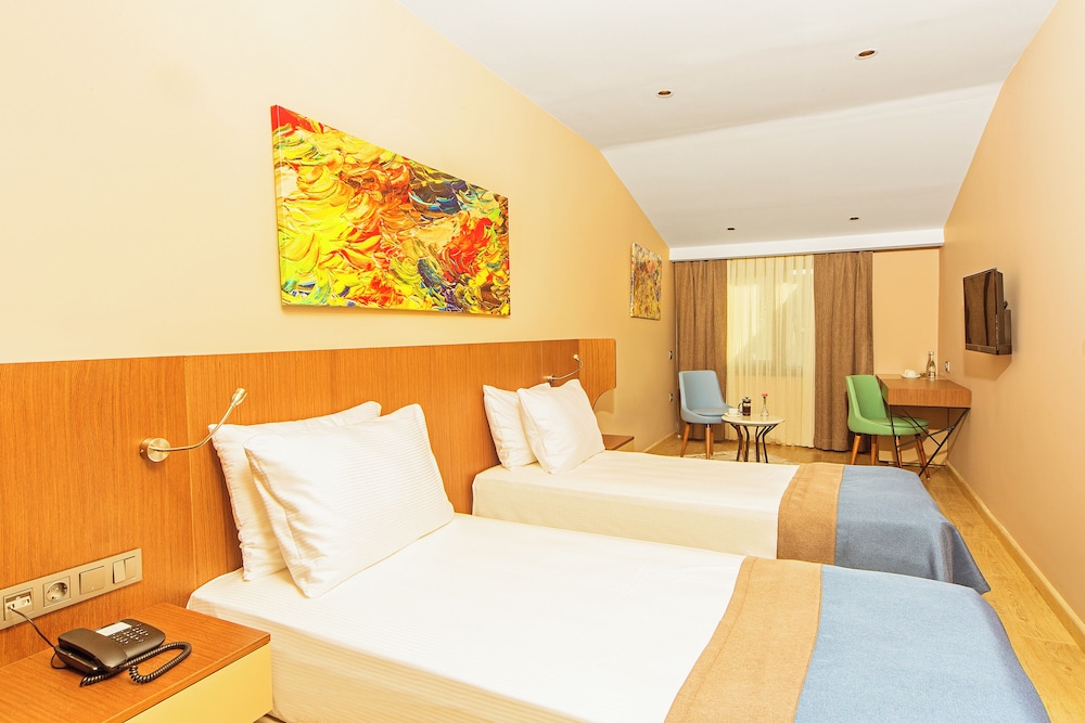 DELUXE, DOUBLE OR TWIN BED