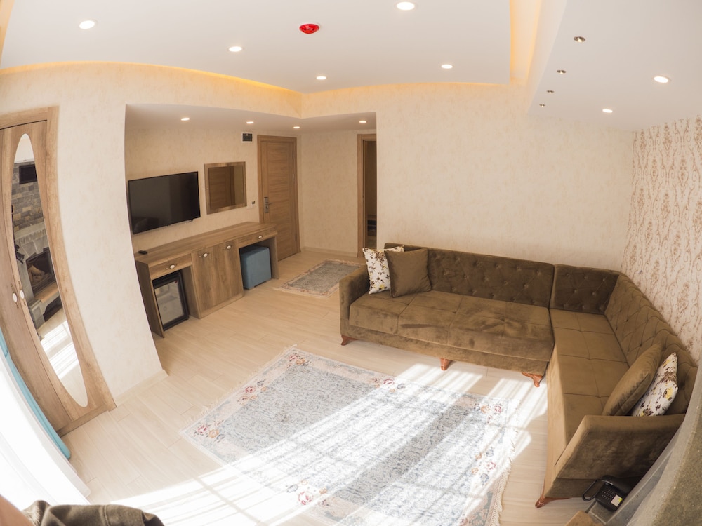 Elif Inan Motel 30/50