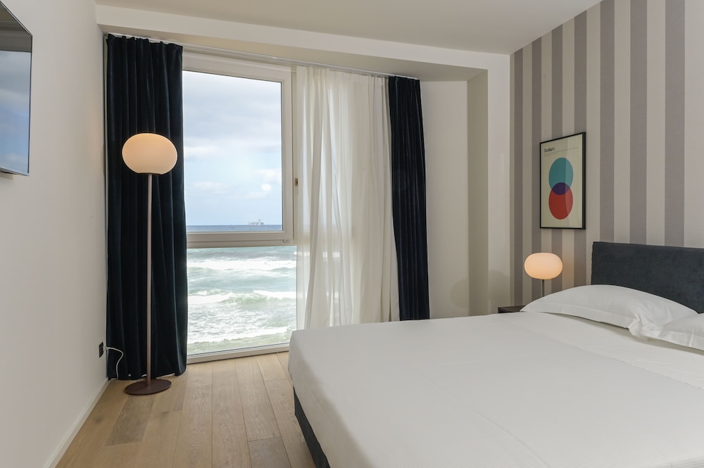 ROOM, TRIPLE, SEA VIEW