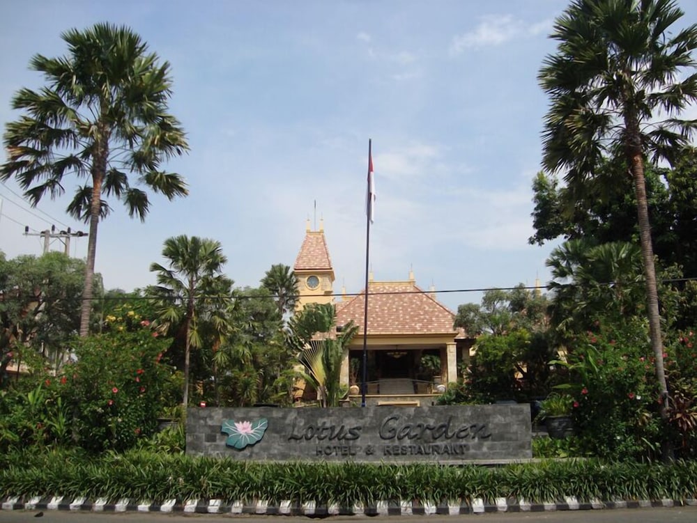 Lotus Garden Hotel 35/43