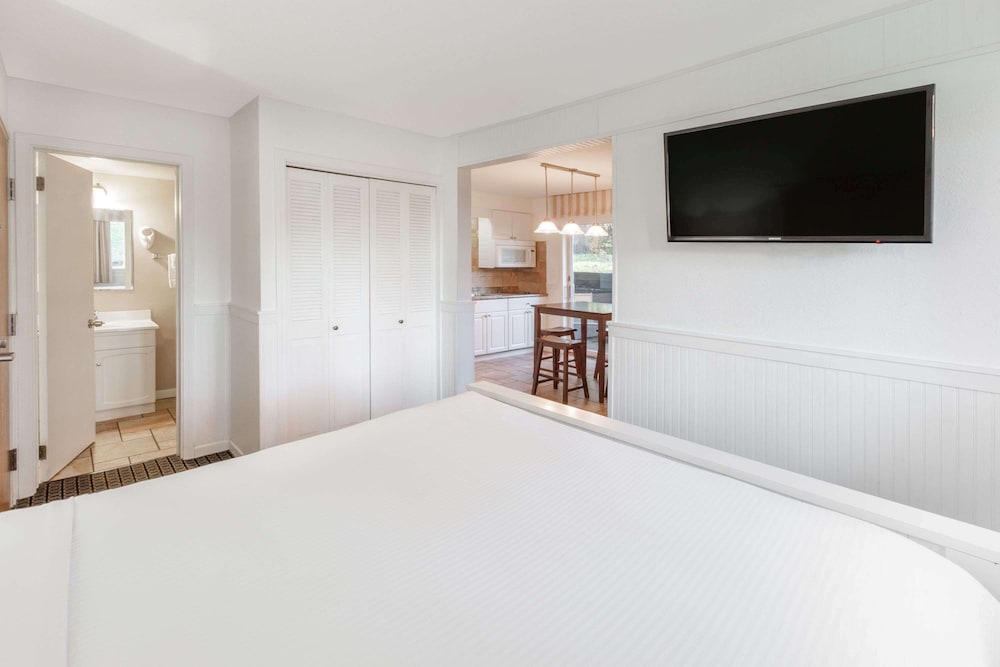 Travelodge by Wyndham Traverse City MI 5/27