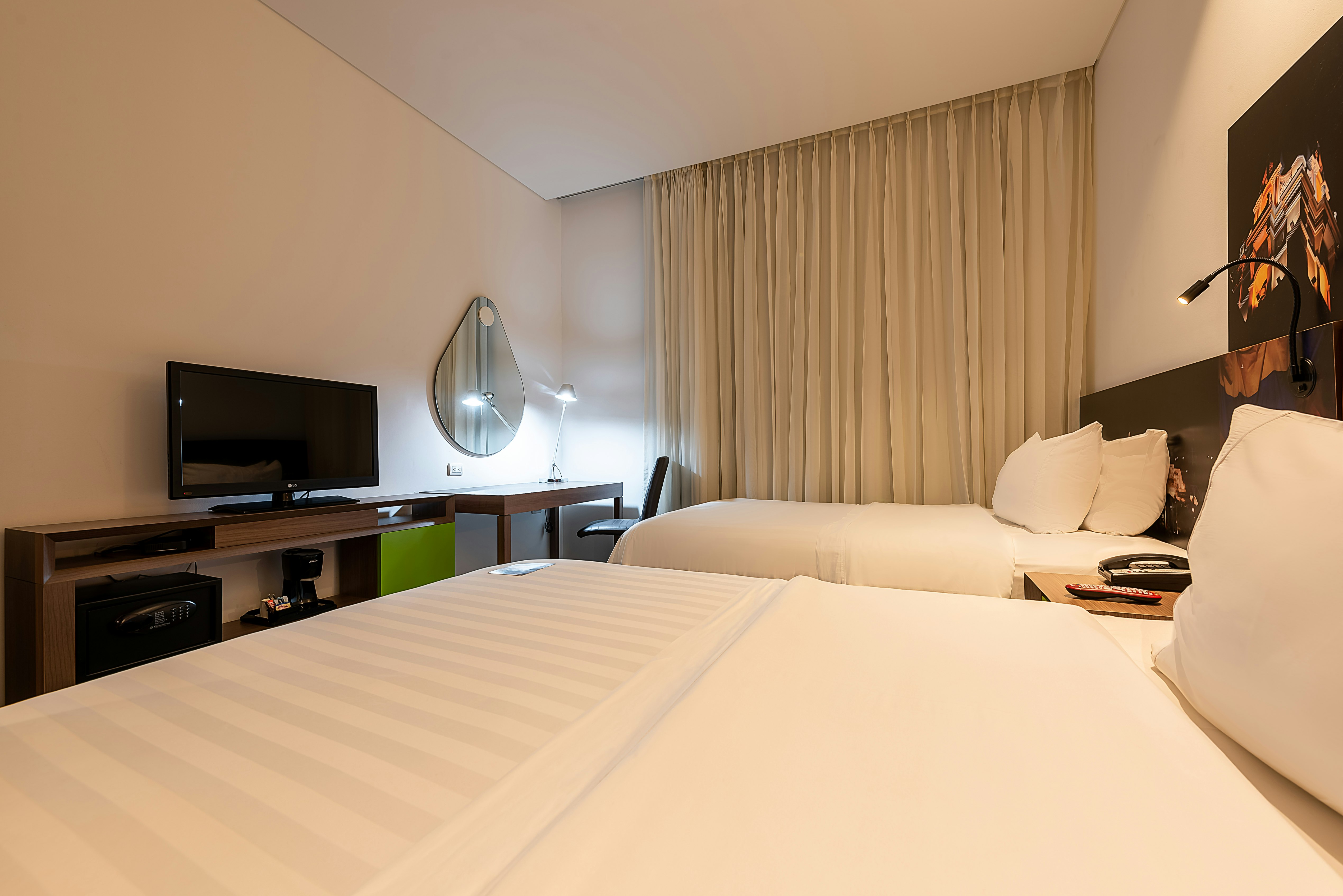 ROOM, TWIN BEDS