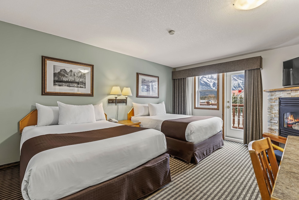 DELUXE, 2 QUEEN BEDS, MOUNTAIN VIEW, PATIO