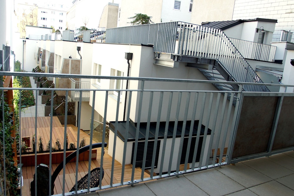 Parks 73 The Townhouse Hotel 3/50