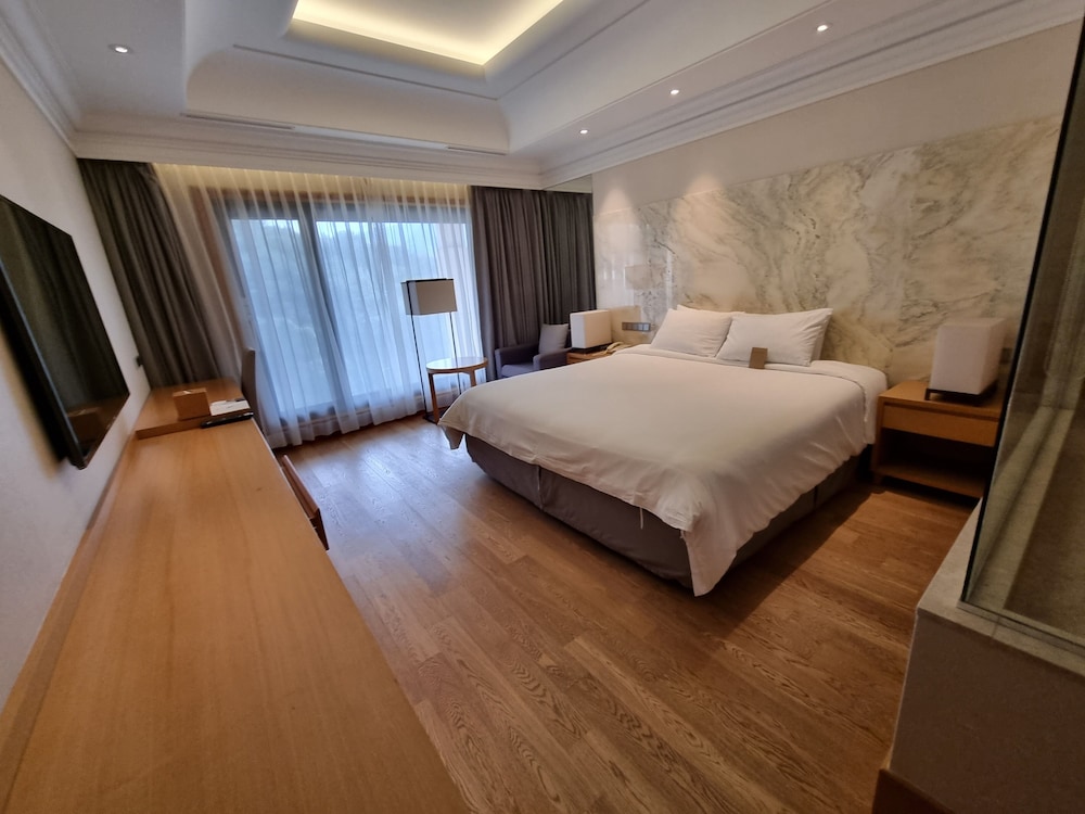Pine Grove Hotel 26/57