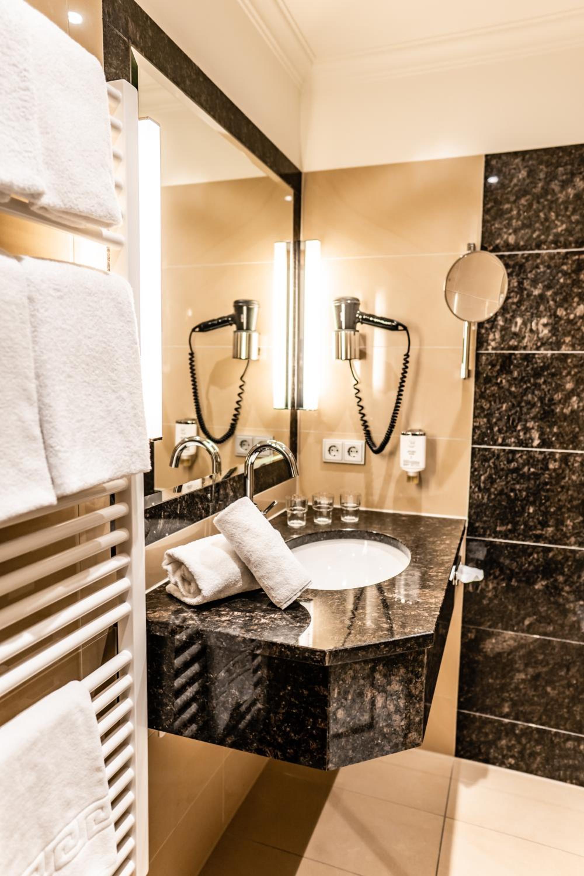 Room, Triple, Street View، Hubertushof 8/8
