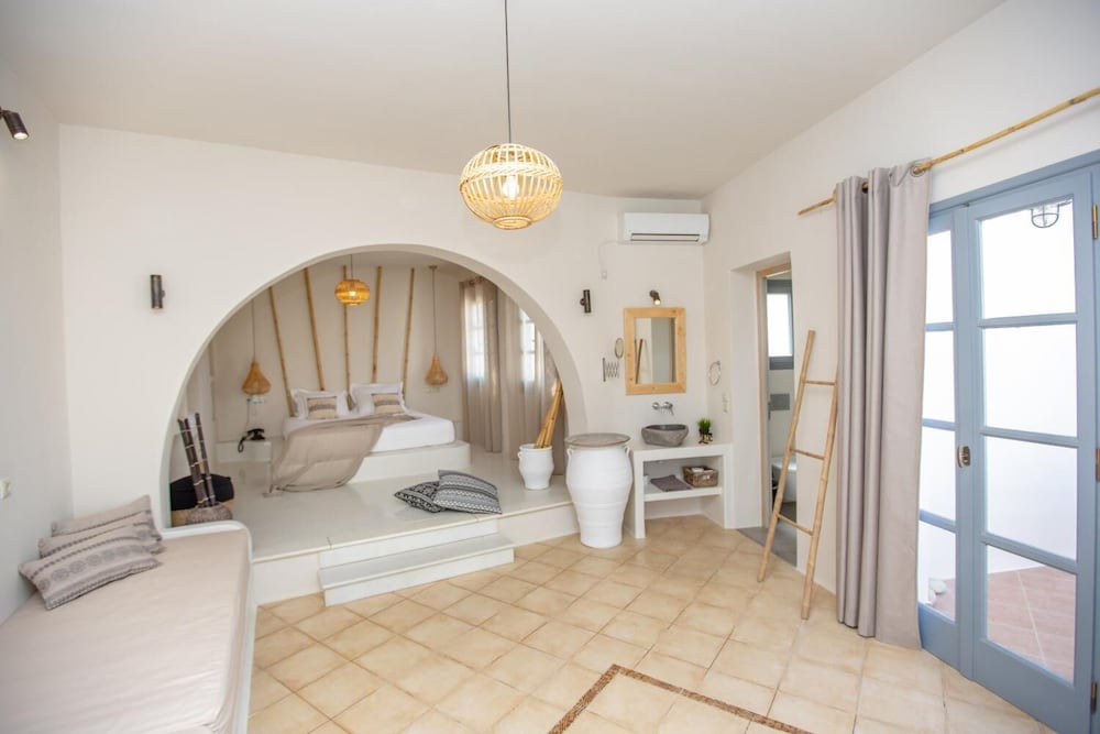 Ampelos Inn 35/47