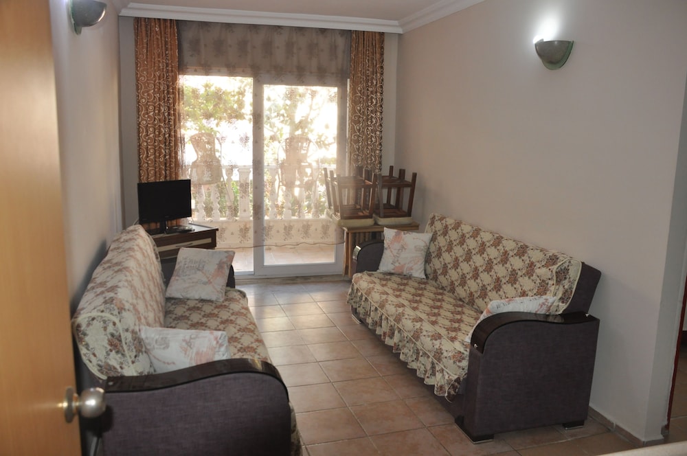 Basil's Apart Hotel 40/51