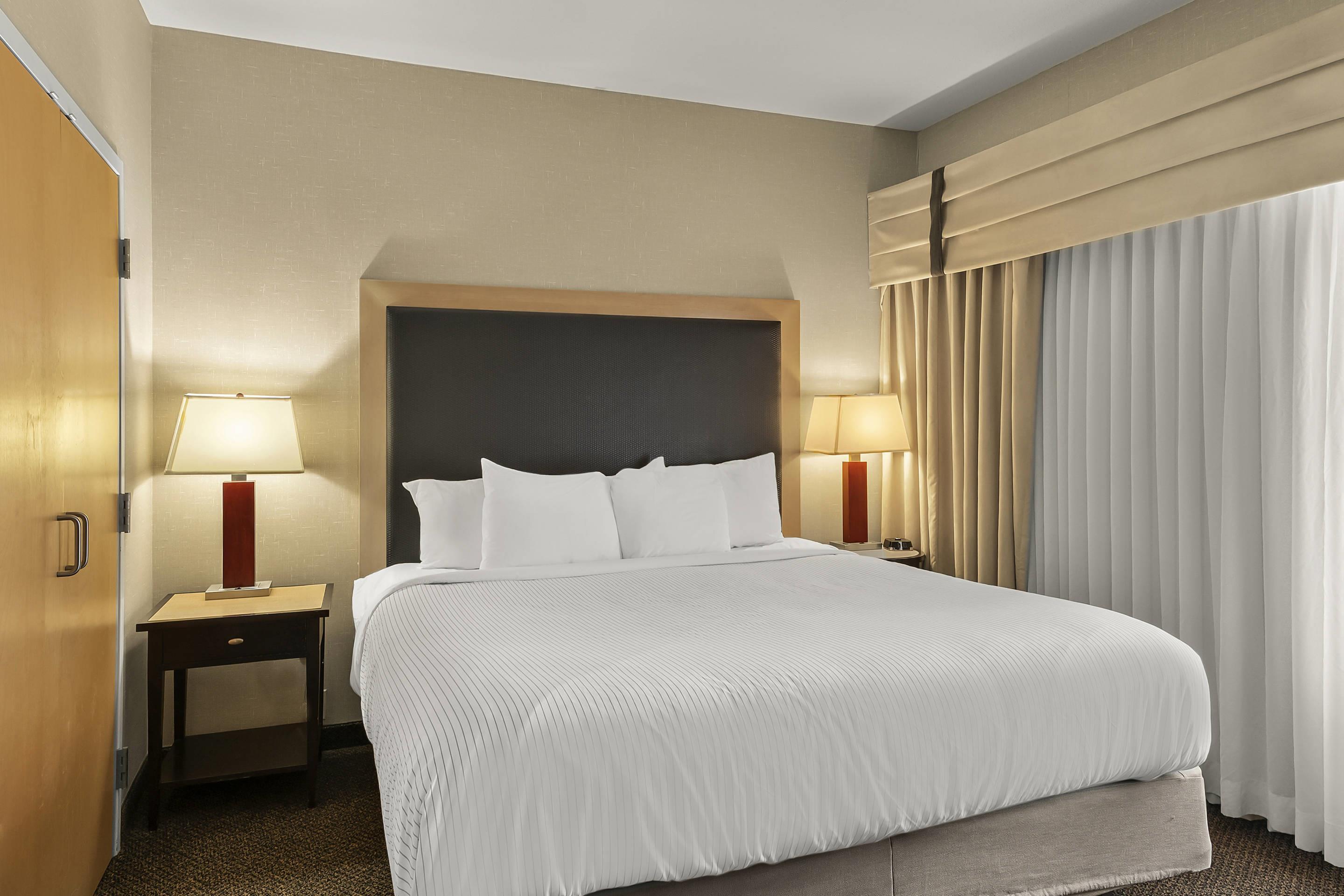 SUITE, KING BED, ACCESSIBLE