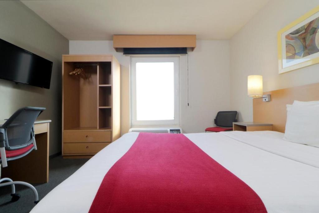 Guest Room, Superior, Queen Bed, Sofa