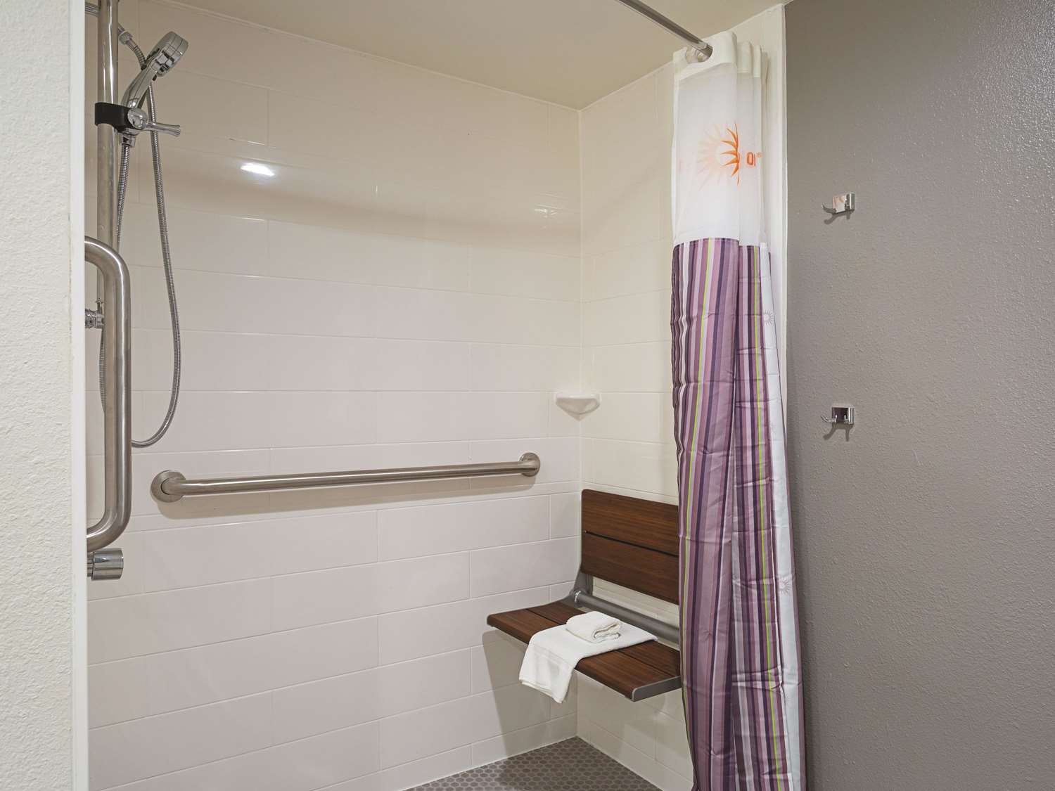 La Quinta Inn & Suites by Wyndham Baltimore BWI Airport 50/52
