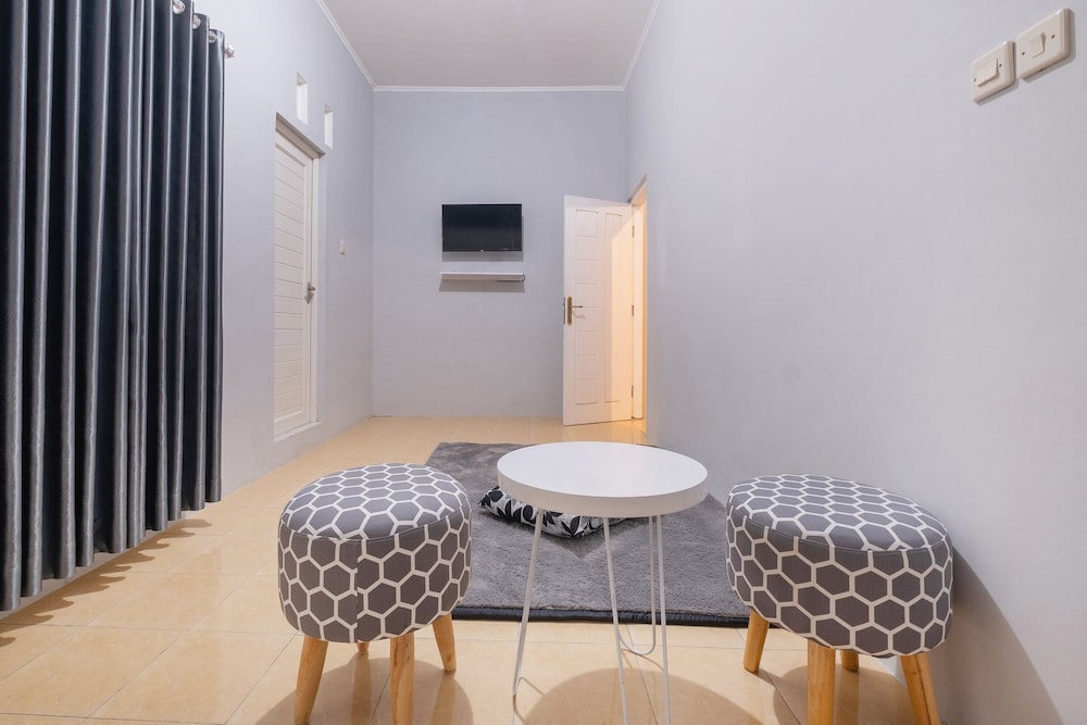 OYO 2727 Nareswari Guest House 21/27