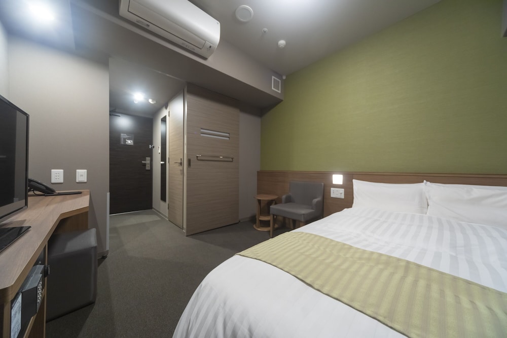 ROOM, DOUBLE BED, NO CLEANING SERVICES