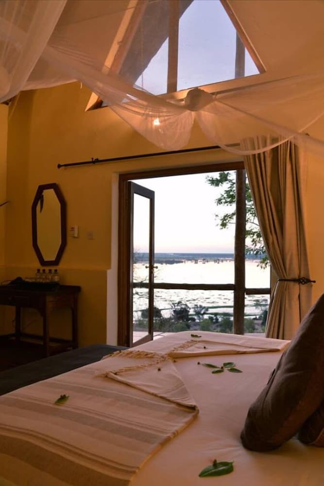 MUCHENJE SAFARI LODGE(T) 4/16