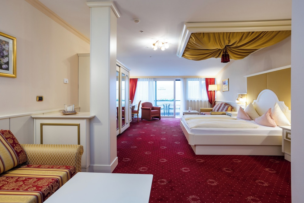 1 Bedroom, Luxury, Suite, Queen Bed, Mountain View, Balcony