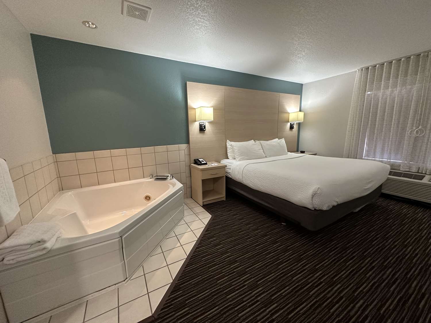 غرفة بسرير كينج بجاكوزي، Best Western Watertown 3/3