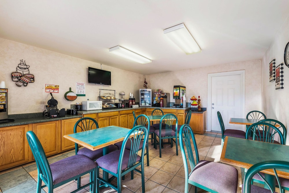 Travelodge by Wyndham Decatur TX 32/39