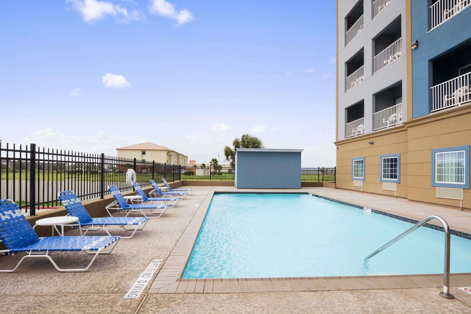 Days Inn & Suites By Wyndham Galveston West/Seawall 29/32