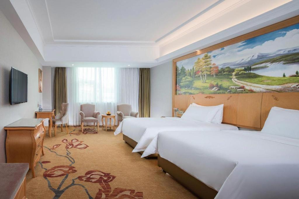 Vienna Hotel (Huizhoushi Lilin North Station) 22/58
