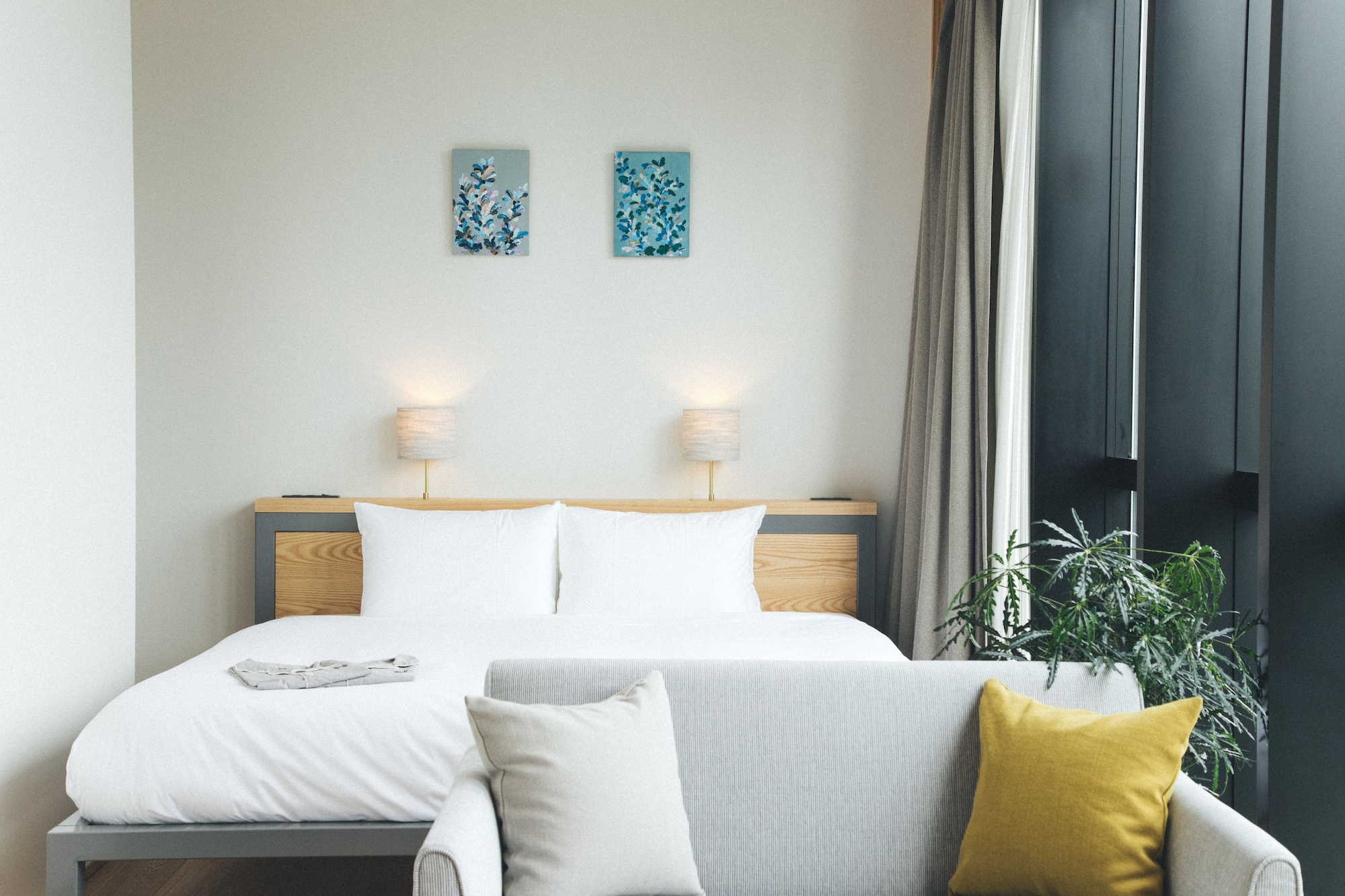 ROOM, KING BED, RIVER VIEW