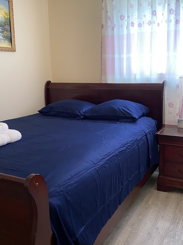 YVR Vickies Bed and Breakfast 17/57