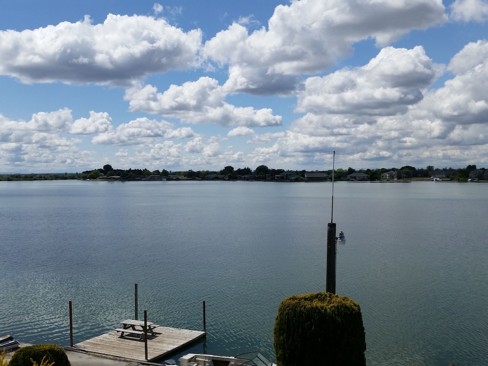 Lakeshore Inn 39/53