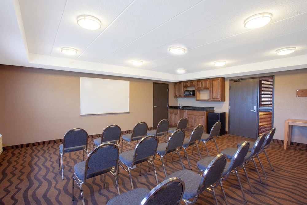 AmericInn by Wyndham Albert Lea 13/14
