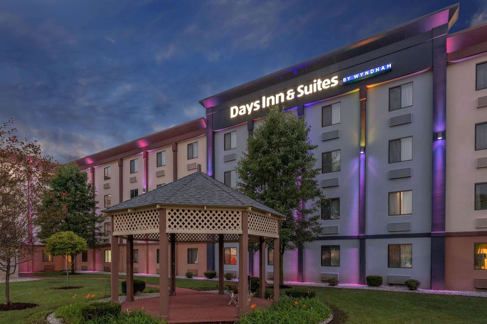 Days Inn and Suites by Wyndham Hammond, IN 1/50