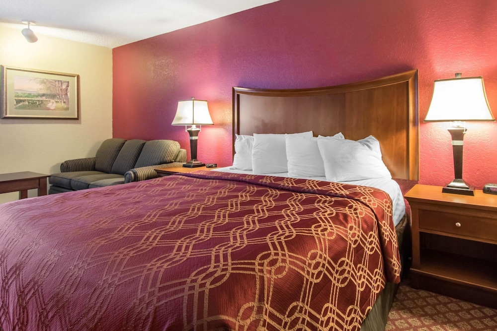 Econo Lodge Inn and Suites Joplin MO 13/42