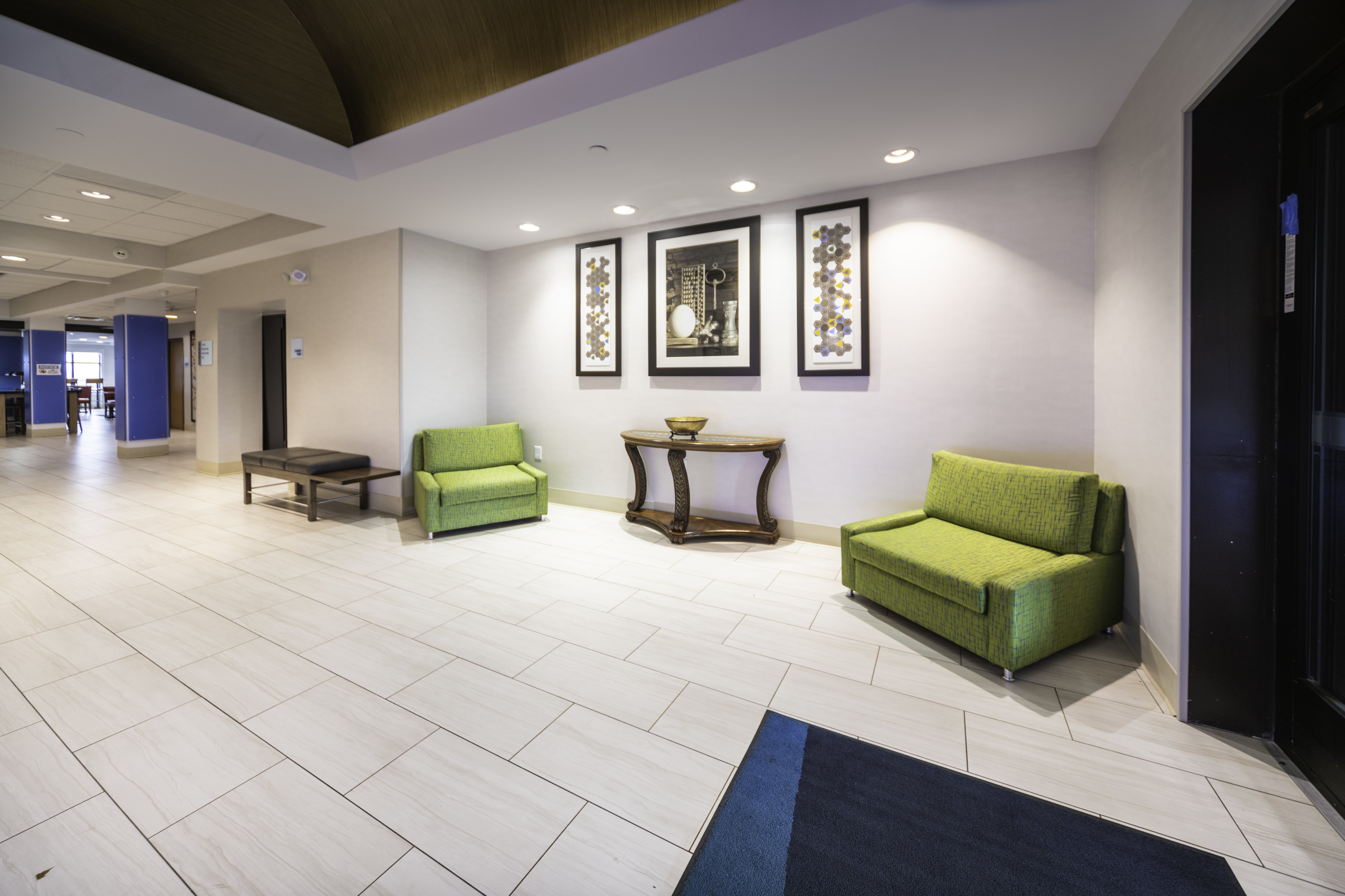 HOLIDAY INN EXPRESS ROCHELLE 44/71