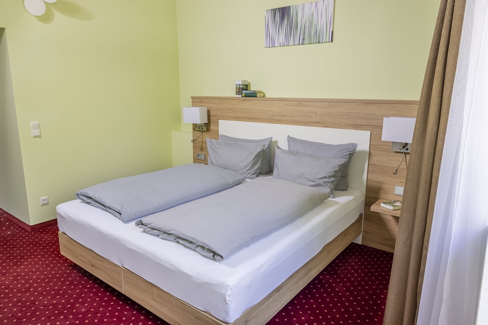 Hotel Konrad Poetzel Holzkirchen 12/50