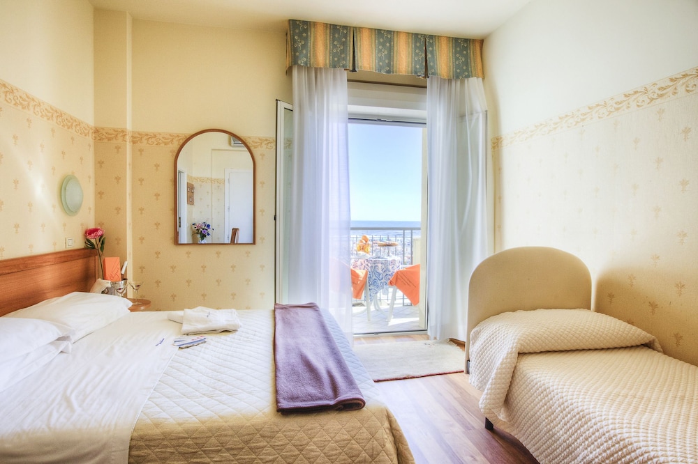 غرفة رباعية بسرير مزدوج وسريرين منفصلين