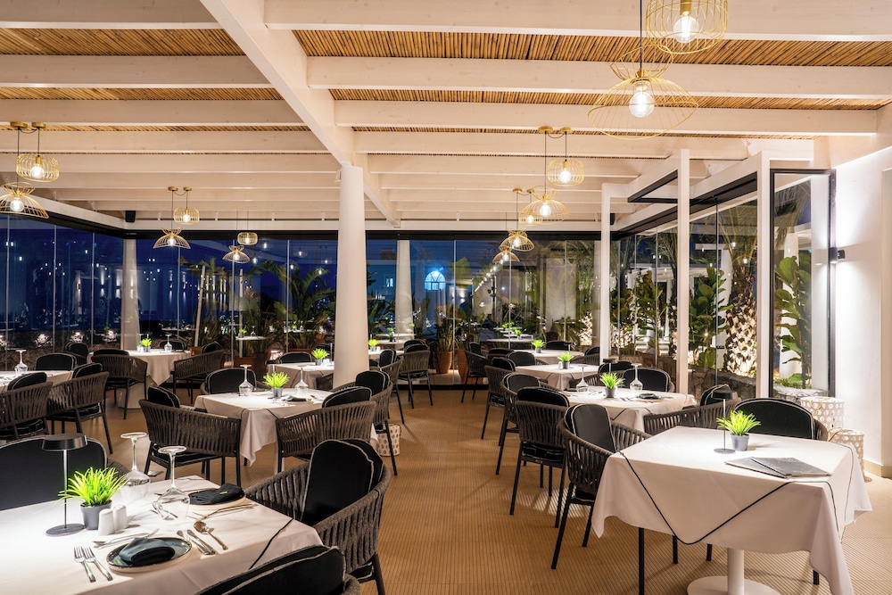 Cresanto Luxury Suites 43/60