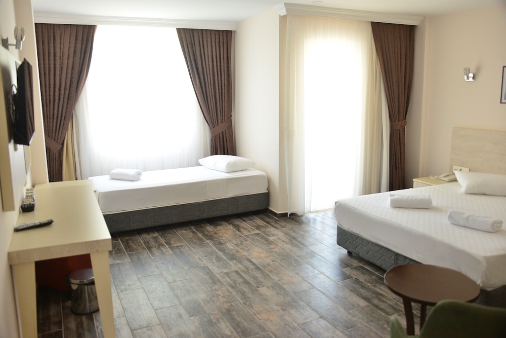 Dream Town Hotel & Restaurant 6/50