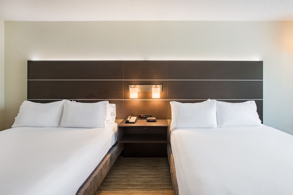 Holiday Inn Express Hotel And Suites Boston Marlboro 13/63