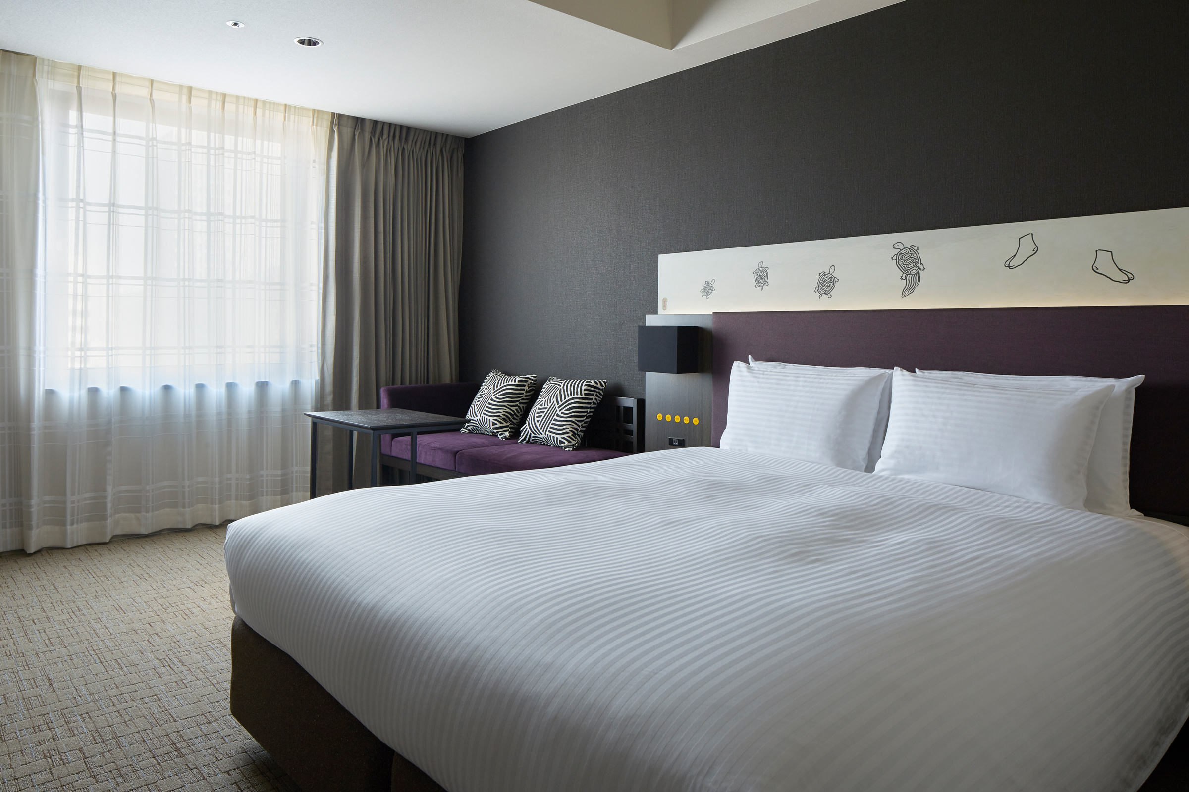Moderate, Queen Bed