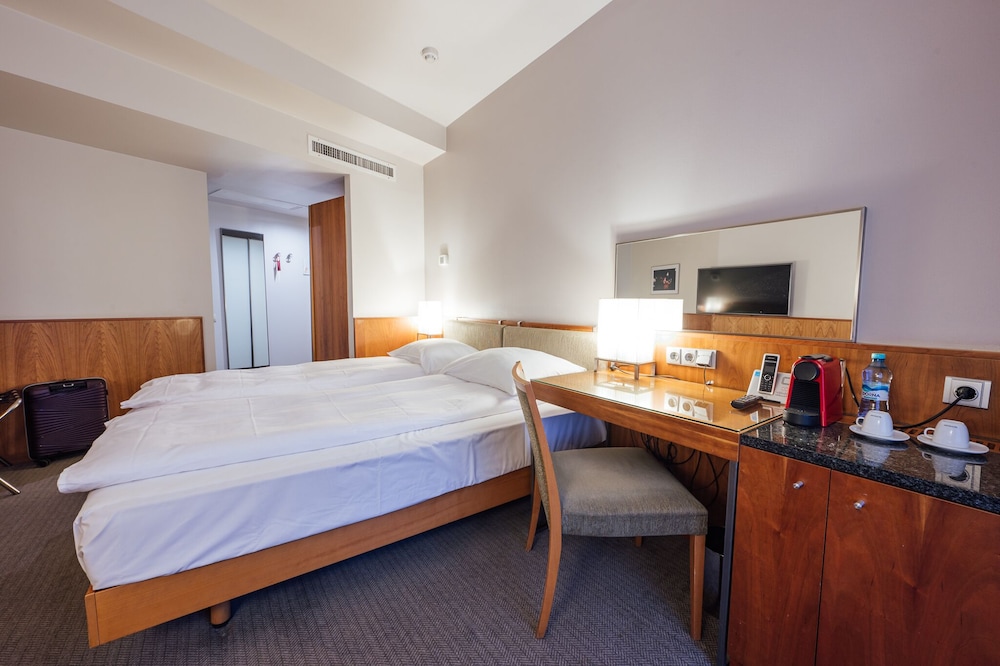 Cozy, Urban, Queen Bed، PeakTure Hotel Bucharest 3/6