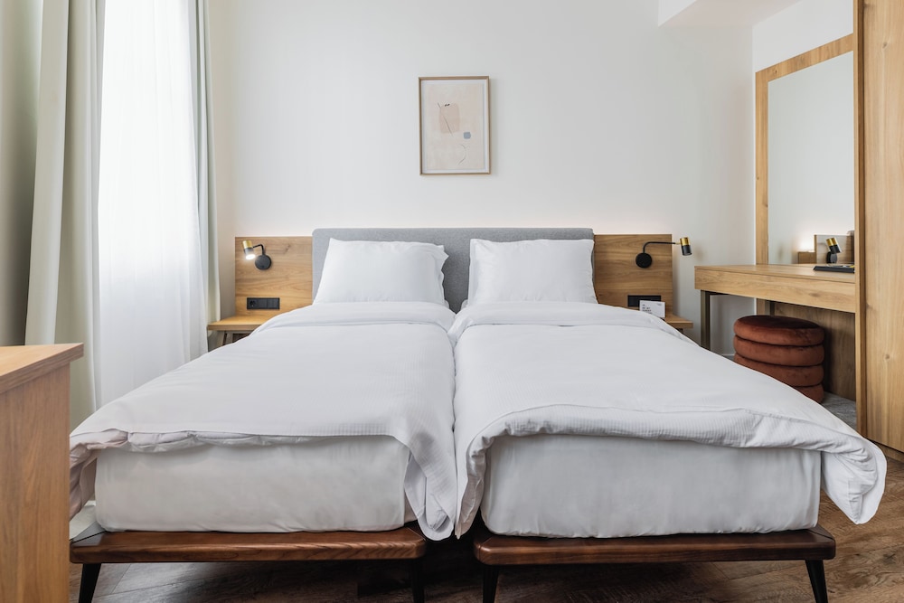 ROOM, TWIN BEDS