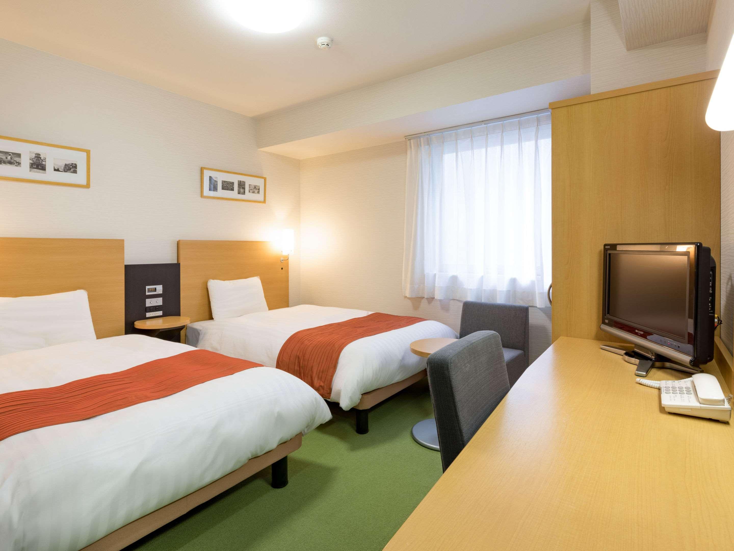 ROOM, TWIN BEDS