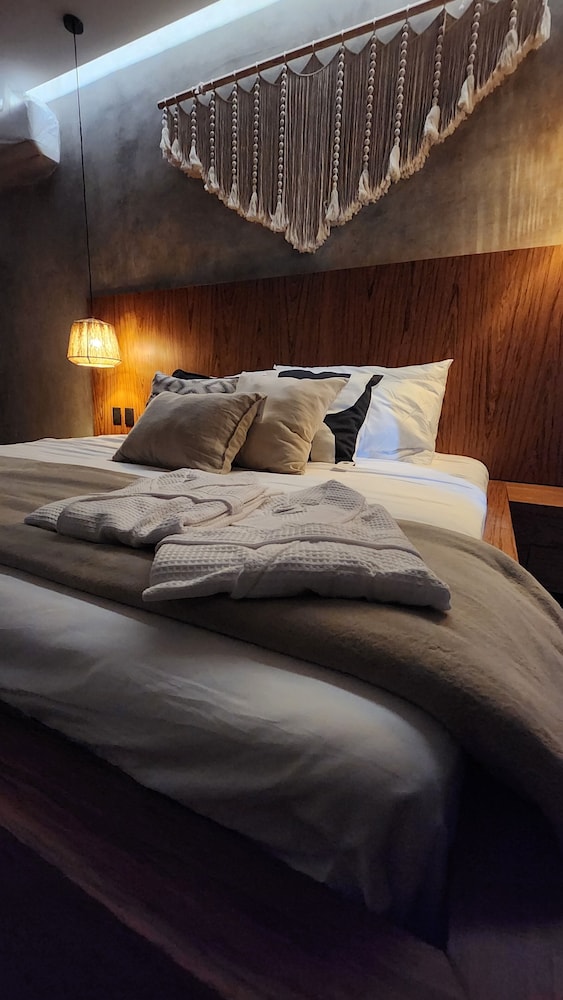 Grand, King Bed