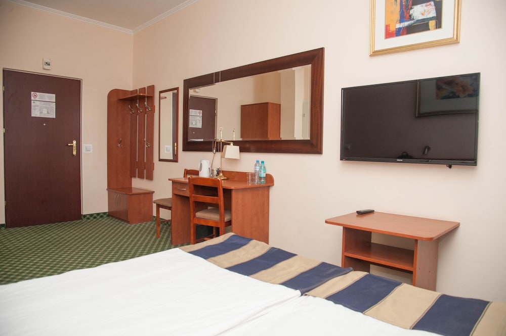Hit Hotel 32/73