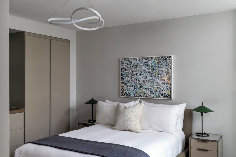 1 BEDROOM, SUITE