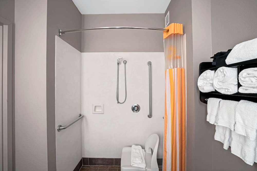 La Quinta Inn & Suites by Wyndham Lebanon 12/37