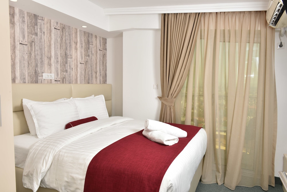 Economy, Queen Bed, City View, Balcony