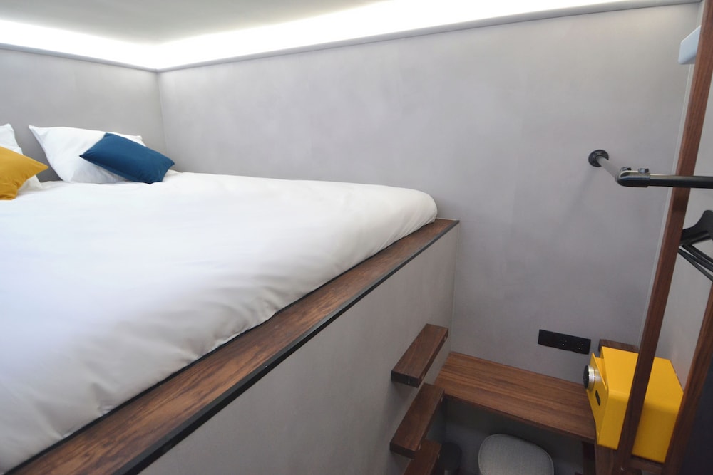 The Hyve Capsule hostel Amsterdam 13/24