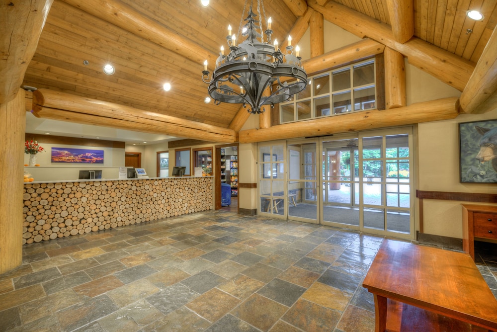 Blackcomb Springs Suites by CLIQUE 9/70